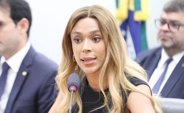 Deputados discutindo proposta de emenda à Constituição