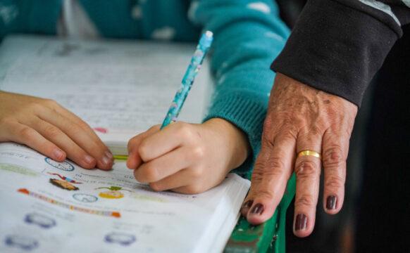 Pessoas estudando em sala de aula