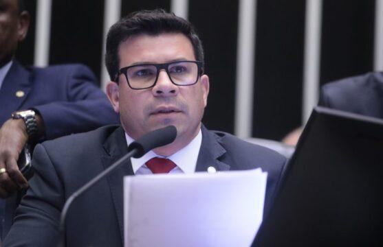 Trabalhador rural atualizando informações para benefícios previdenciários