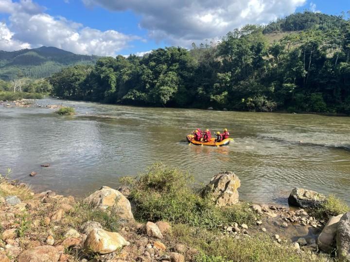 Bombeiros em treinamento de resgate em situações de enchentes