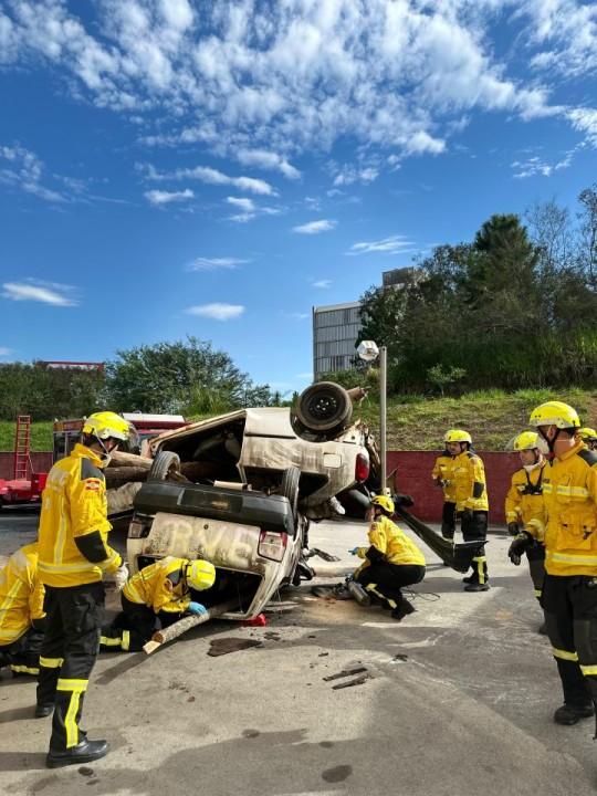 Bombeiros em ação durante treinamento de resgate veicular