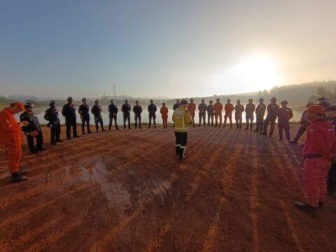 Bombeiros militares em treinamento de busca e resgate com cães