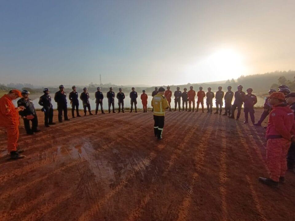 Bombeiros militares em treinamento de busca e resgate com cães