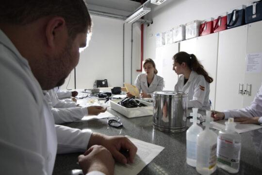 Imagem ilustrativa de um laboratório de enfermagem