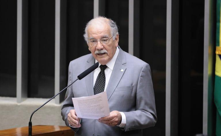 Umidificador mantendo a umidade do ar em academia