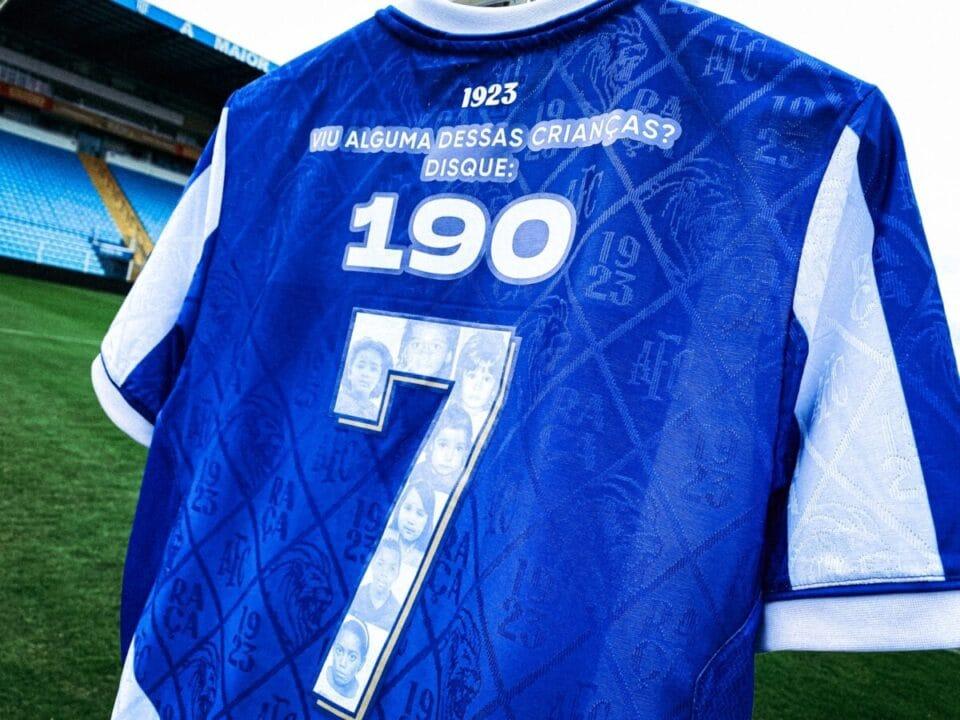 Uniformes personalizados com fotos de crianças desaparecidas