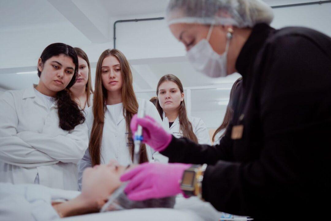 Estudante assinando documentos