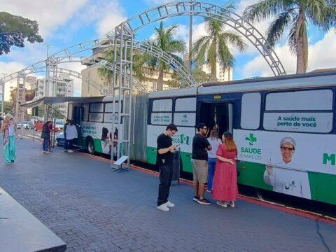 Pessoas recebendo vacinação em ação da Prefeitura de Chapecó