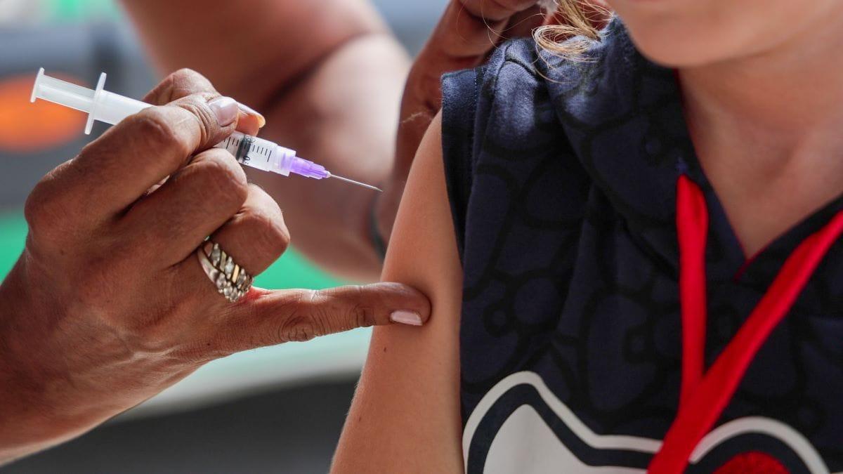 Van da Vacinação aplicando doses de vacinas no Hospital Infantil Joana de Gusmão em Florianópolis