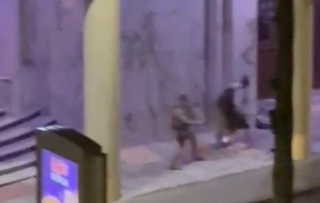 Políciais agredindo pessoas em situação de rua