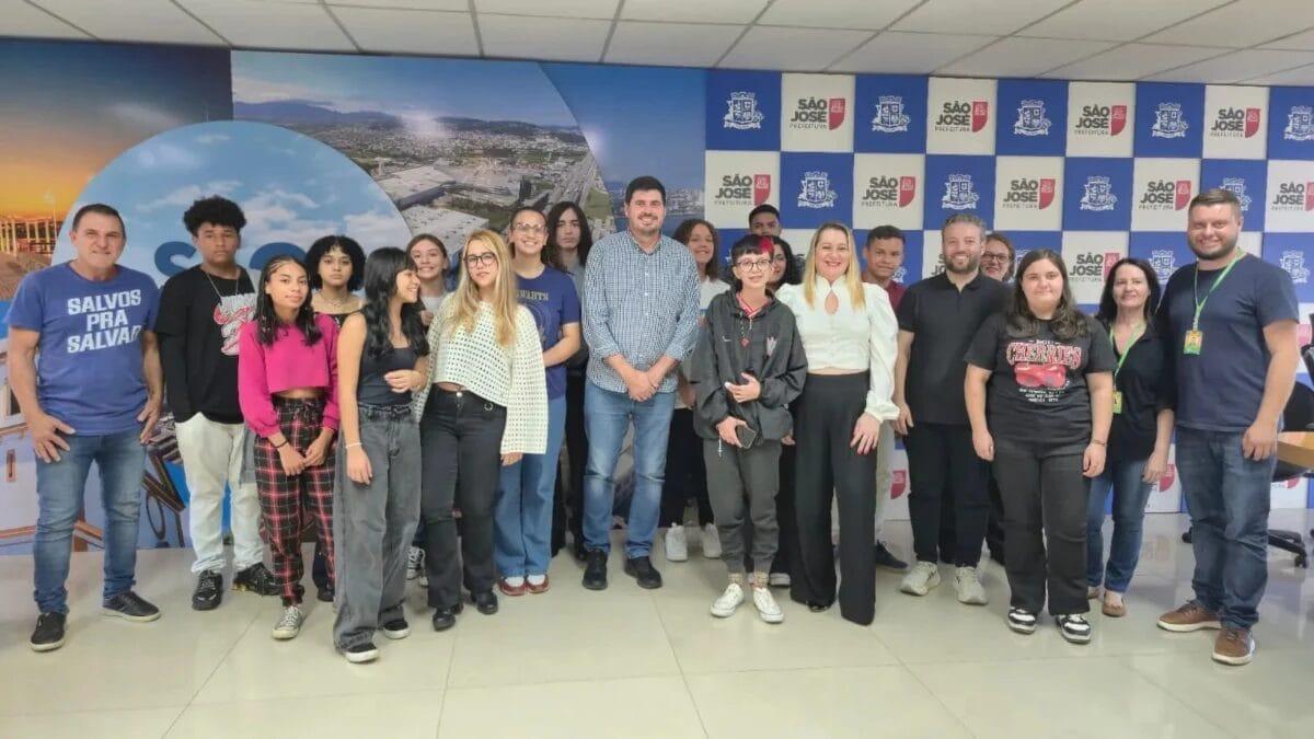 Integrantes do Parlamento Jovem de São José em visita à Prefeitura