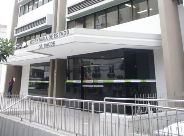 Fila de pacientes aguardando consultas oftalmológicas em Santa Catarina