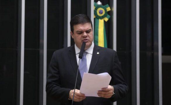 Profissional de saúde atendendo paciente em hospital