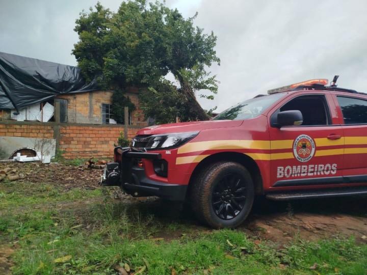 Corpo de Bombeiros atendendo famílias afetadas pela tempestade em Abelardo Luz