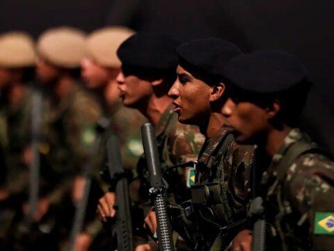 Jovem fazendo alistamento militar em São José
