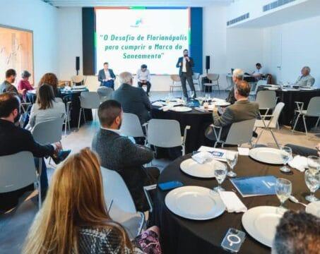 Representantes reunidos para discutir saneamento em Florianópolis