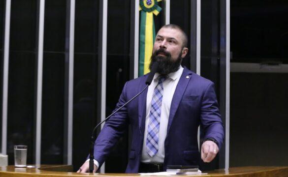 Arma de fogo em mãos