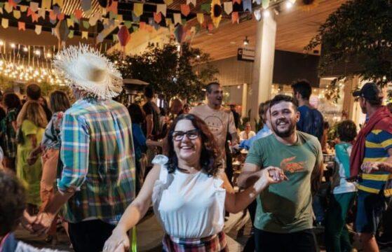 Decoração do Arraiá do MULTI com bandeiras no boulevard