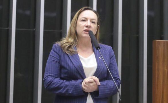 Mulheres artesãs produzindo artesanato