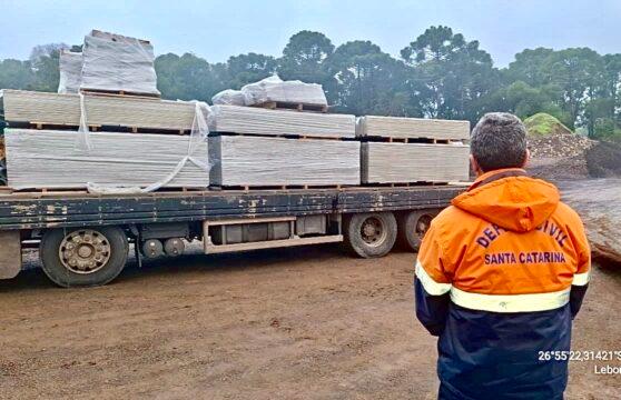 Itens de ajuda humanitária sendo entregues em municípios catarinenses