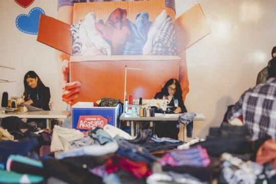 Roupas sendo triadas no Ateliê Solidário em Florianópolis