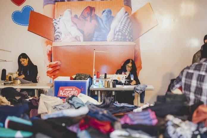 Roupas sendo triadas no Ateliê Solidário em Florianópolis
