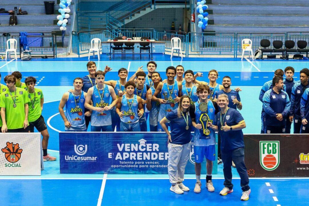 Atletas do Avaí F.C. comemorando título de Campeão Sul-Brasileiro Sub-17 de Basquete
