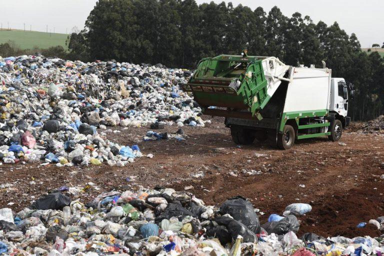Imagem representativa de uma audiência pública debatendo sobre lixões e inclusão socioprodutiva