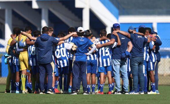 Equipe de futebol do Avaí comemorando vitória na Copa Santa Catarina