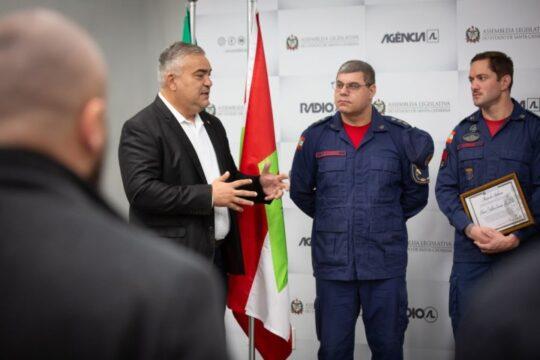 Bombeiros de Itapema resgatando recém-nascida