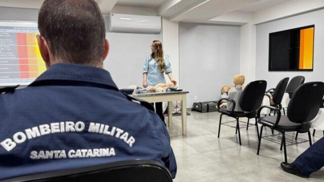 Bombeiros em treinamento de reanimação neonatal e pediátrica