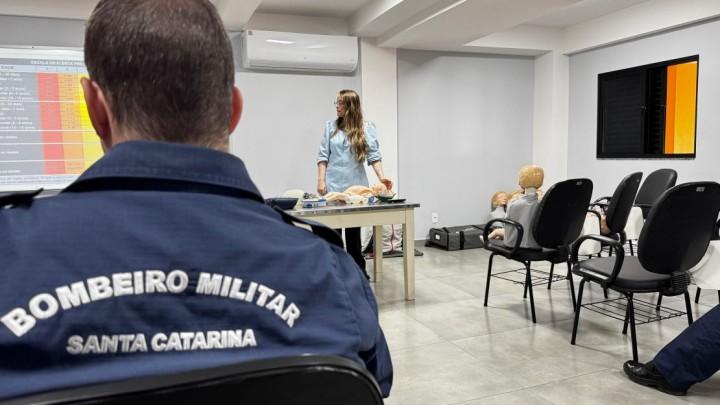 Bombeiros em treinamento de reanimação neonatal e pediátrica