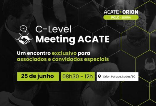 Executivos em reunião de evento tecnológico