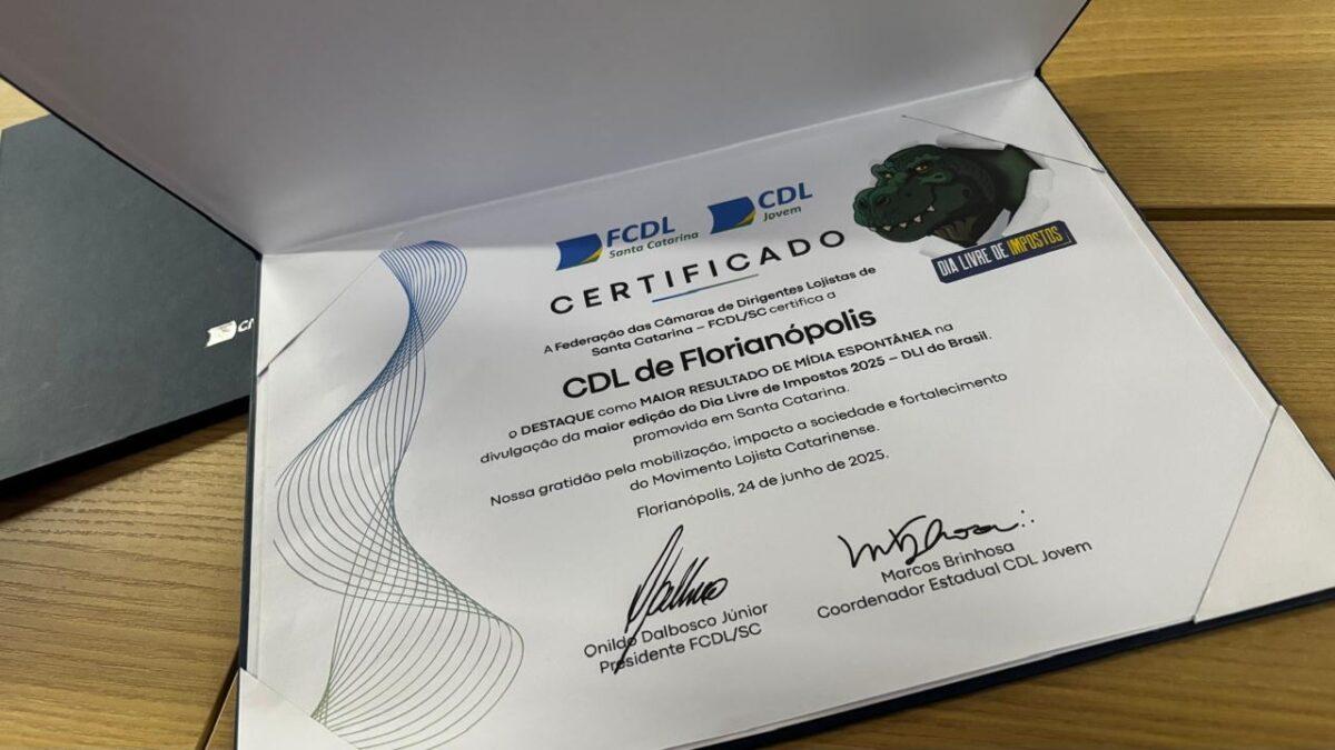 Entrega do prêmio para a CDL Florianópolis durante o Dia Livre de Impostos 2025