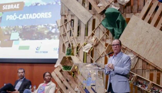 Catadores em conferência do Sebrae