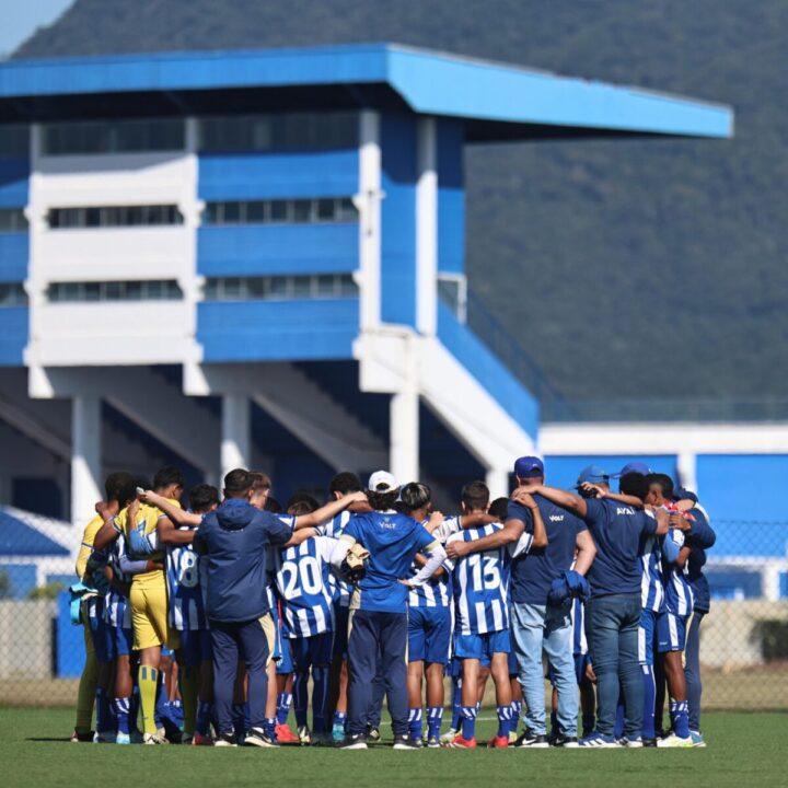 Jovens atletas do Avaí comemorando gol