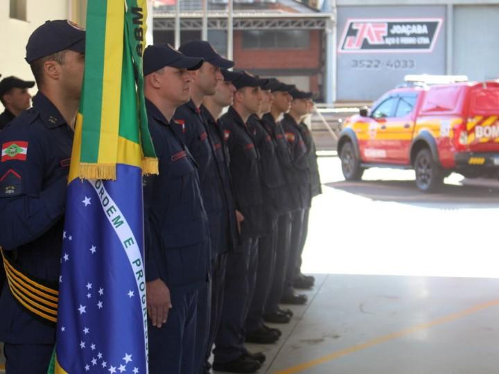 Cerimônia de passagem para a reserva remunerada e promoções