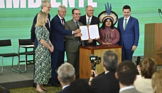 Presidente do Sebrae, Décio Lima, e autoridades em cerimônia de criação do Comitê Consultivo do Programa Selo Amazônia