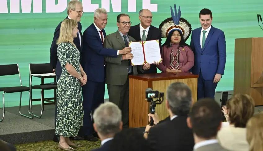 Presidente do Sebrae, Décio Lima, e autoridades em cerimônia de criação do Comitê Consultivo do Programa Selo Amazônia