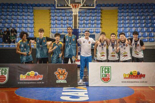 Equipe de Basquete 3x3 de São José comemorando a vitória