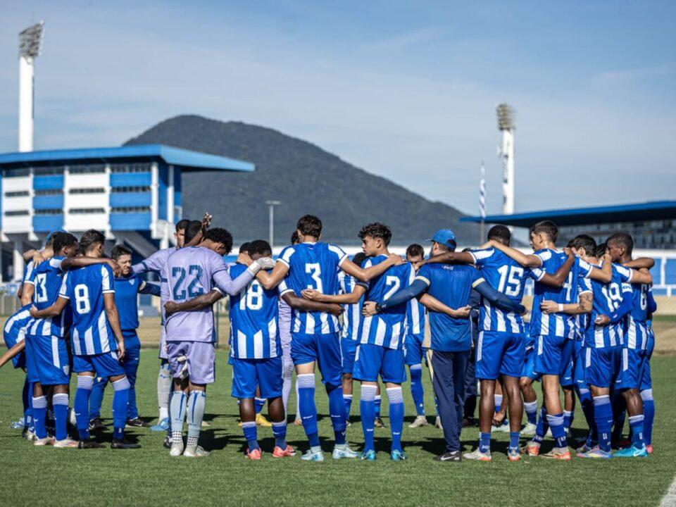 Jogadores do Avaí e Figueirense em campo