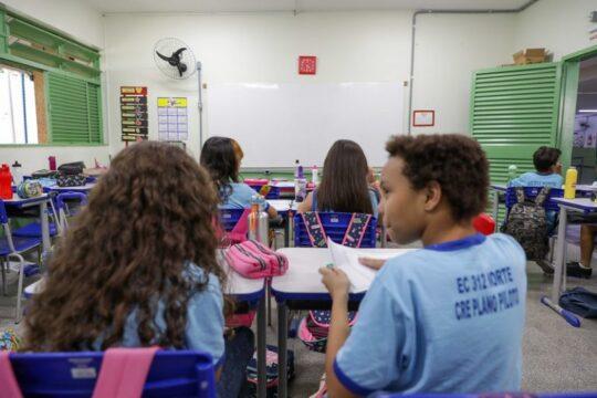 Deputados debatendo educação básica