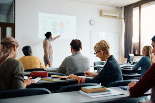 Imagem da comissão debatendo a qualidade da pós-graduação