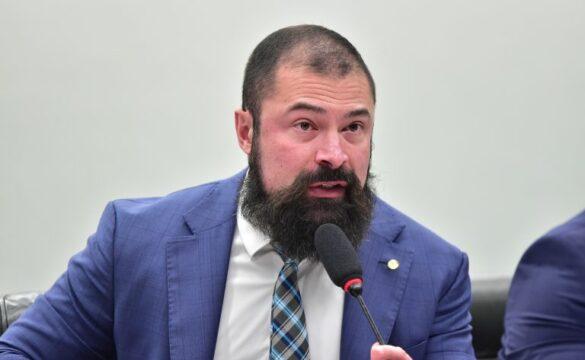 Jovem segurando uma arma de fogo