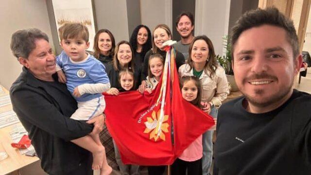 Crianças segurando a Bandeira do Divininho