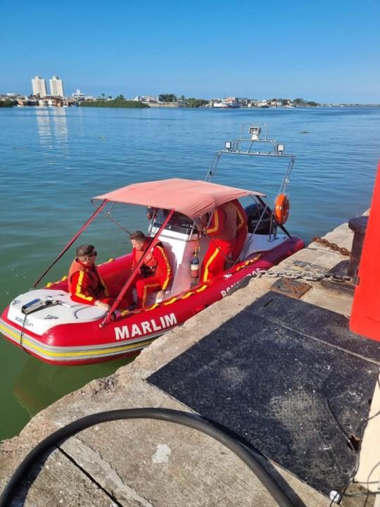 Bombeiros e Guarda-Vidas Civis em treinamento de embarcações
