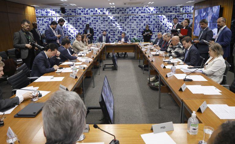 Deputados em debate no Congresso sobre aumento do IOF