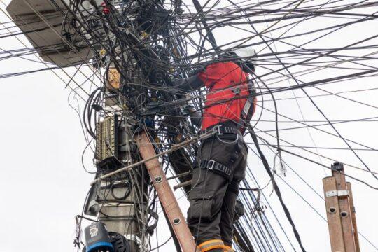 Cabos elétricos desorganizados em ambiente urbano