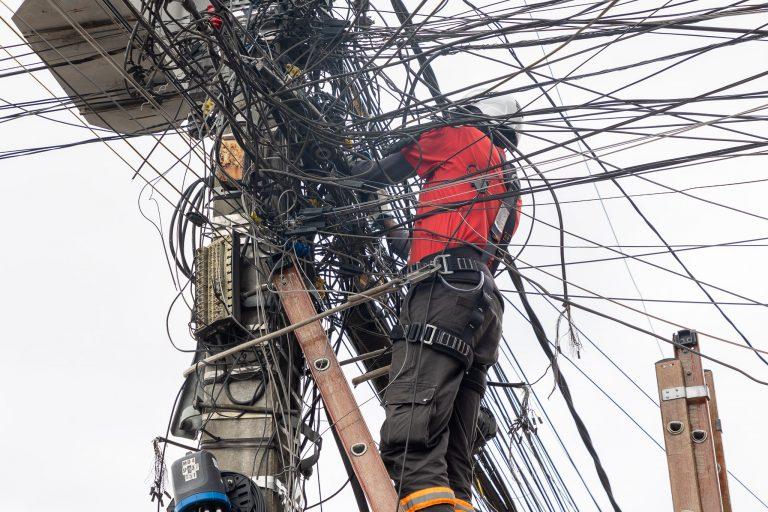 Cabos elétricos desorganizados em ambiente urbano
