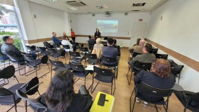 Elaine apresentando estratégias de promoção regionalizadas
